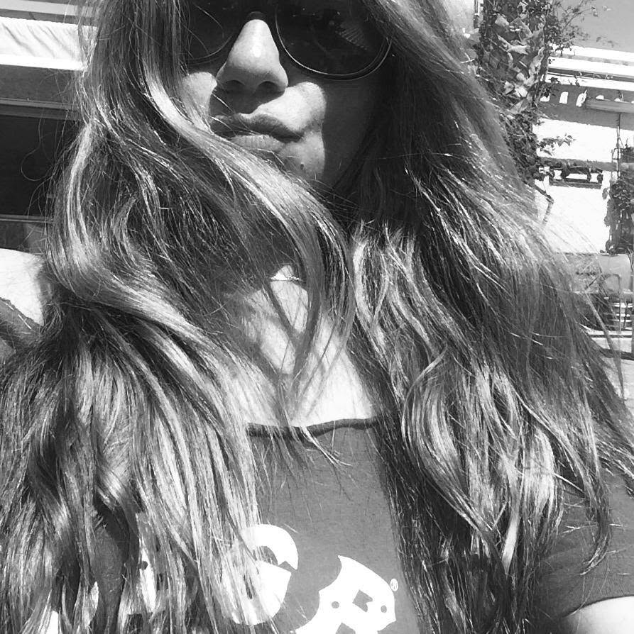 Retrato en blanco y negro de Lu, autora de Jetlag&rock
