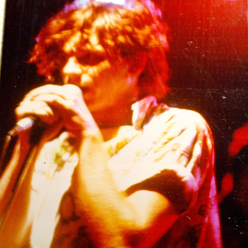 Michael Hutchence actuando con INXS